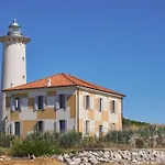 Well-equipped 1 Bedroom Flat For Up To 6 Guests *
